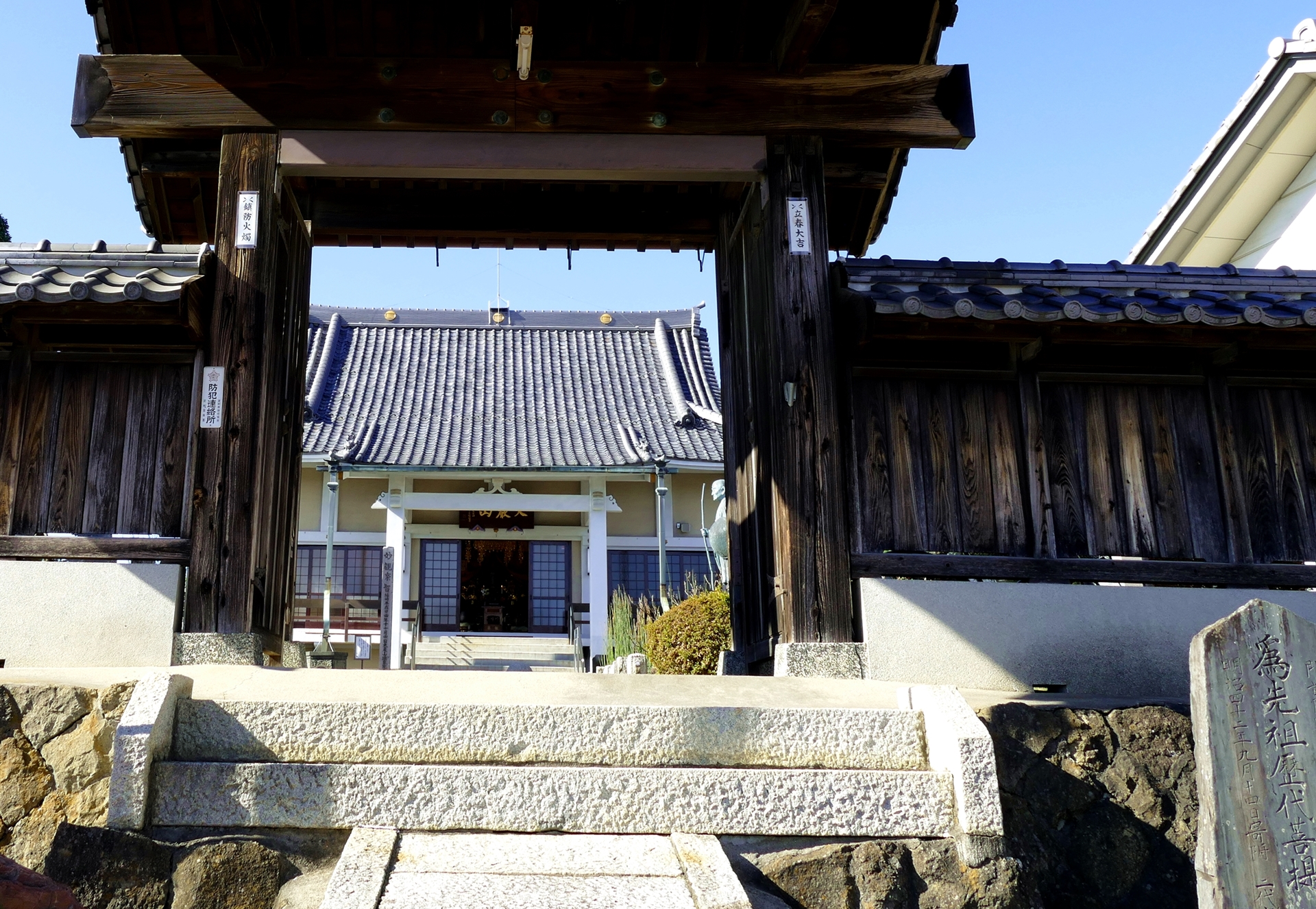 山門から境内