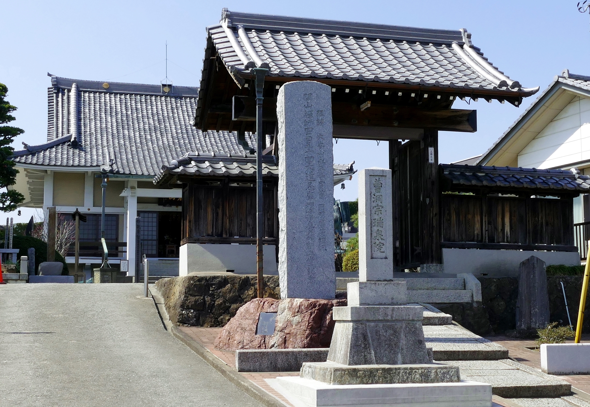 瑞泉院山門碑と山門